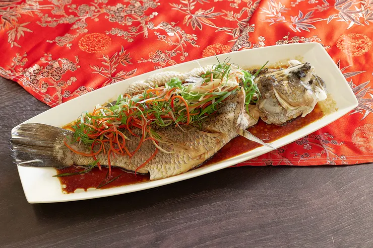 鉑麗安自助餐「清蒸海上鮮」以整尾鱸魚清蒸，呈現海魚鮮甜。