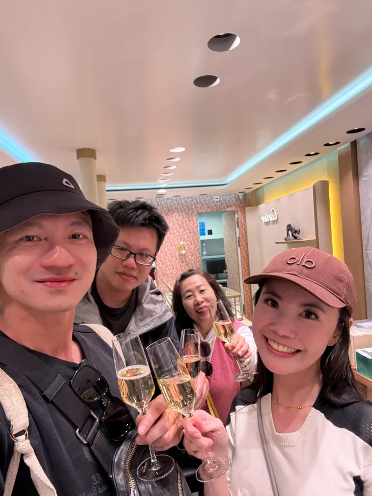 確認購買後店員招待我們香檳