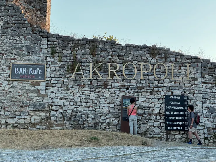 城牆拐彎處就有咖啡館酒吧