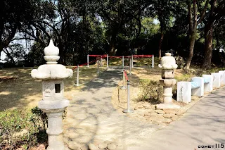 銅像前圍起紅龍