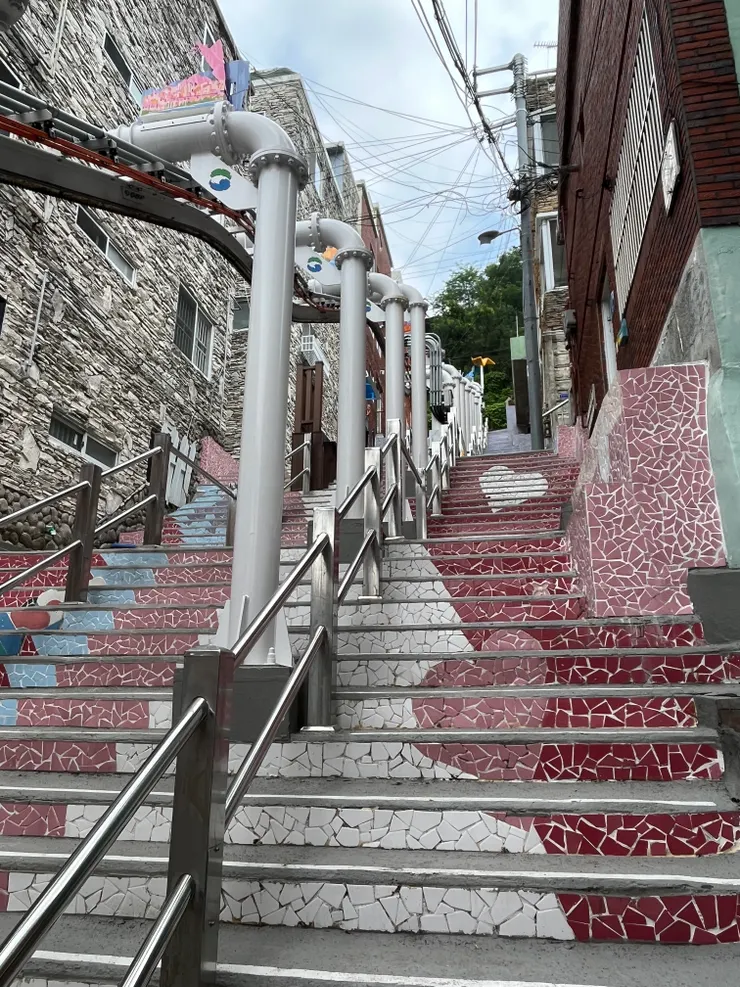 每一段的階梯顏色都不同。