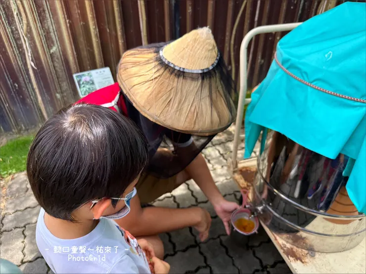 操作完取蜜機,在整個機器下方可以接採好的蜜。