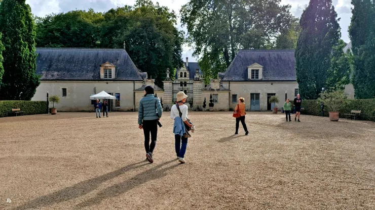 【阿澤萊里多城堡將打烊門前張望！約20分鐘車程從朗德維里趕到阿澤萊里多城堡時已17：15，18：00將關門，就不進去，只在門前張望了一下。】