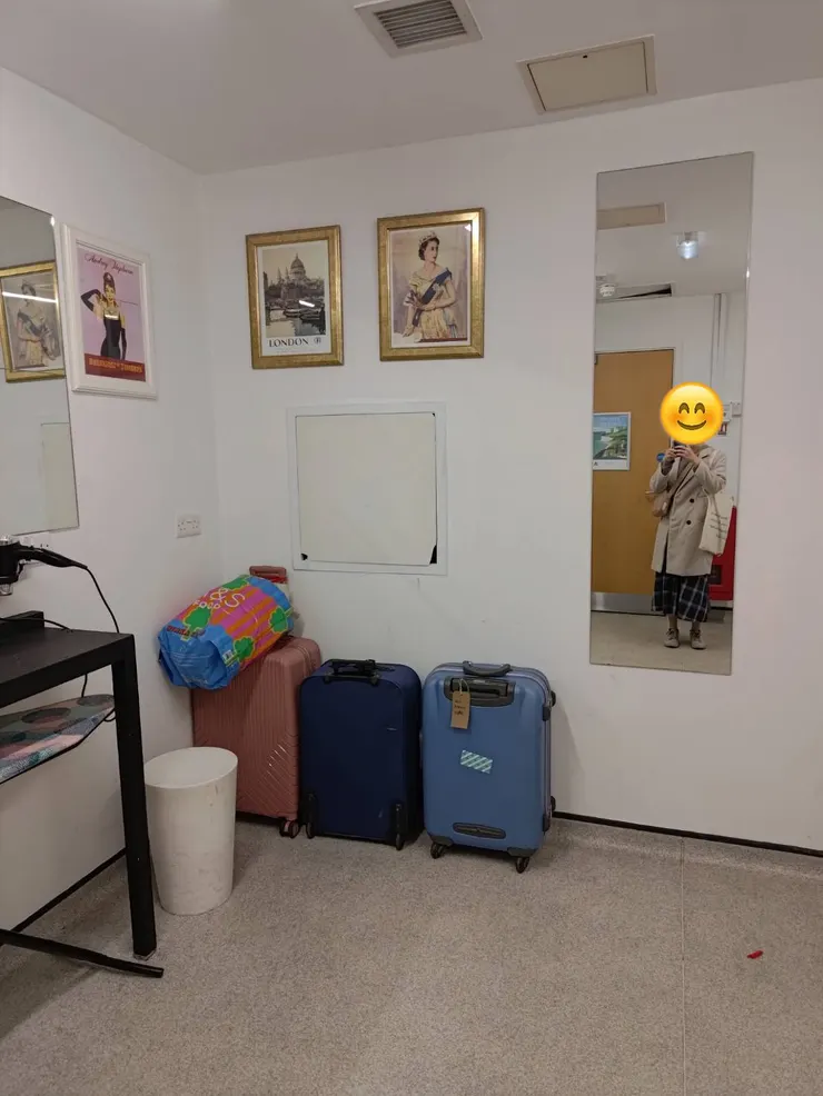 要跟櫃台人員拿大鑰匙（一根感應木頭），然後去地下一樓行李房寄放行李