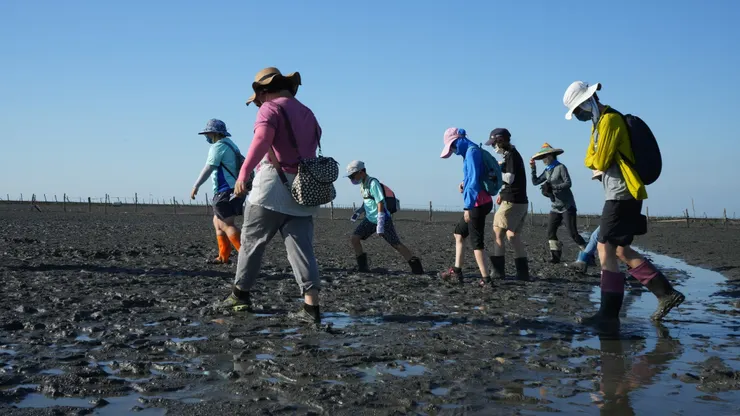 透過地方共學的方式,產生不同角度的思維碰撞,讓我們開啟更多地方文化教育的可能性。(圖為教師與長期記錄濁水溪人文環境的攝影家許震唐實際走進西部海岸線。)