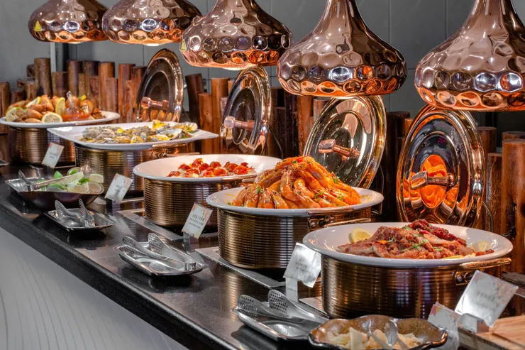 墾丁凱撒「1212年終盛典」優惠活動，雙人同行享用發現西餐廳自助晚餐，住宿只要1,212元優惠。圖／墾丁凱撒提供