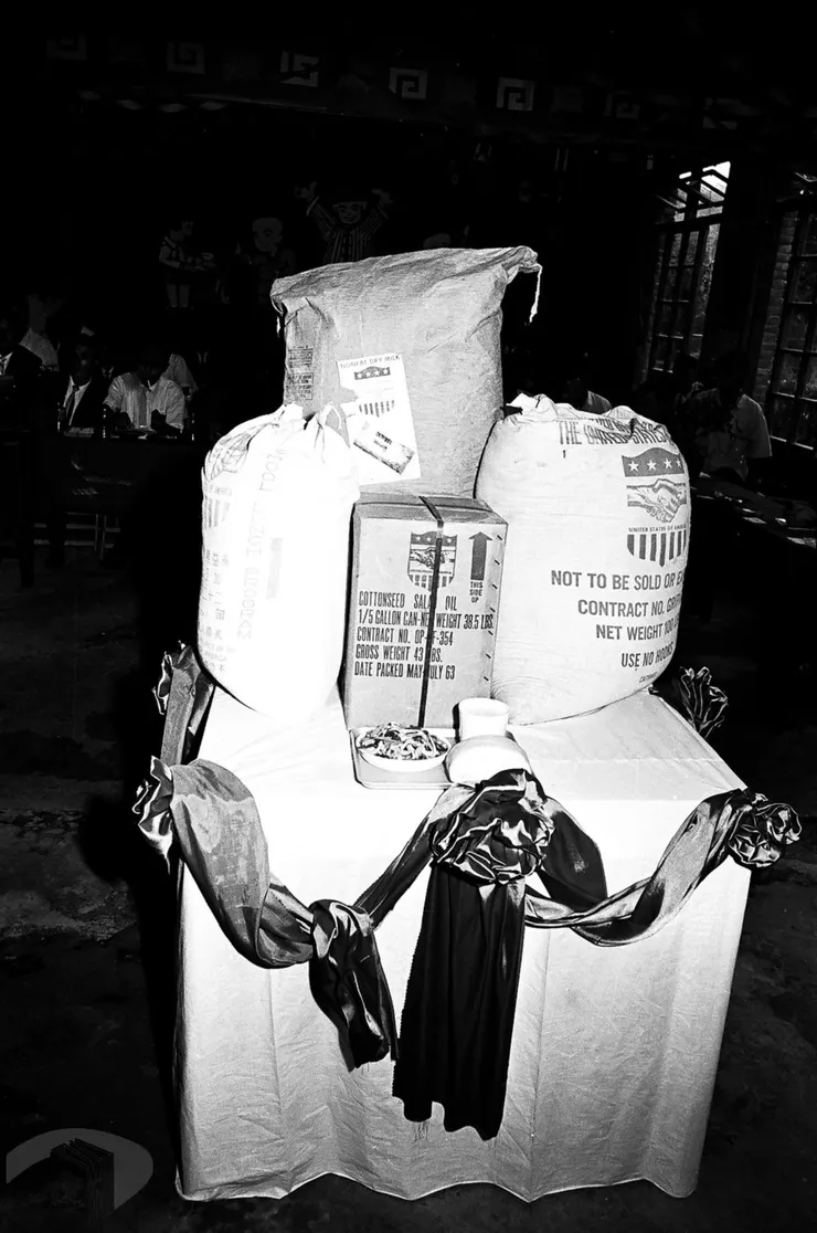 圖3 美援物資包括麵粉、脫脂奶粉、食(沙拉)油等,及營養午餐樣品 案名:1964農復會照片 檔號:0053/0011/1 來源機關:行政院新聞局 管有機關:國家發展委員會檔案管理局