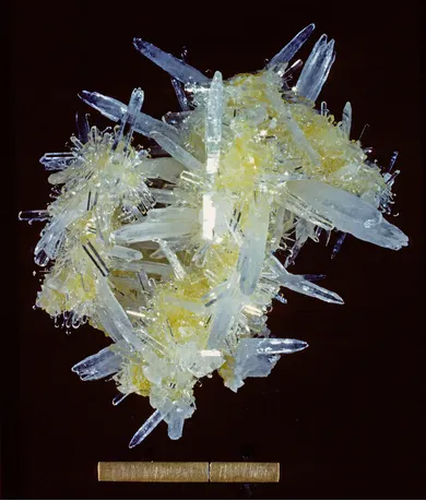 波蘭天青石共生自然硫Machów Mine, Tarnobrzeg, Subcarpathian Voivodeship, Poland，資料來源於Mindat。