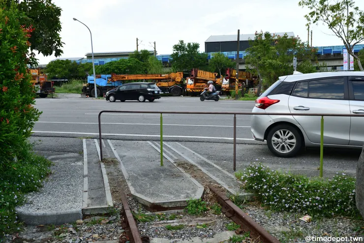 台9線入口，往車站的平交道只剩下一部份道板(往冬山方向拍)