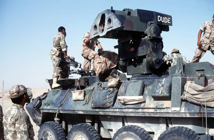 美軍的LAV全系列總產量高達969輛，但其中LAV-AT總產量只有96輛，波斯灣戰爭一共投入34輛。LAV-AT的侷限性在於必須在停車狀態下才能升起發射器，而且AN/TAS-4熱成像也是整合在發射器上，因此移動狀態下別說交戰了，連索敵都有困難；此戰中也暴露LAV-AT防禦薄弱帶來的信心問題，而且AN/TAS-4有效識別距離還是略顯不足，車組總是傾向盡可能早，甚至連敵軍是否進入射程都沒完全確定的情況下就開火，白白浪費數量有限且再裝填同樣必須在停車狀態的飛彈。