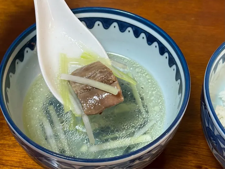 牛尾湯的牛尾份量不大，但肉質非常腍，加上湯的調味不錯，容易入口。