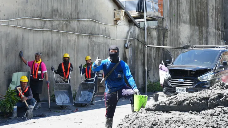 主要幹道上的移工志工