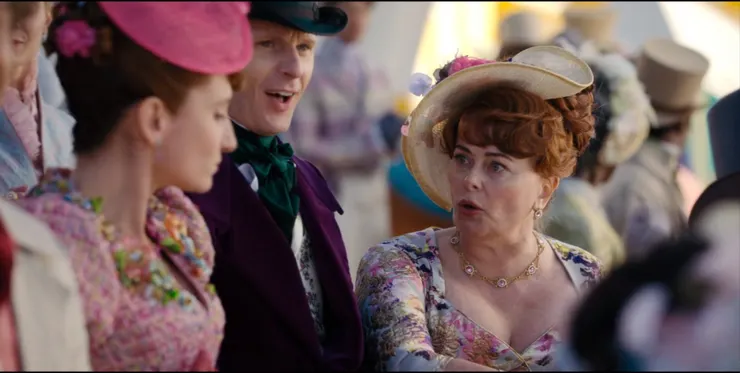 Mrs. Featherington指責自己的女兒舉止不夠端莊