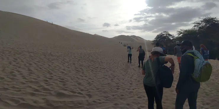 跟著行政走到沙丘上集合點