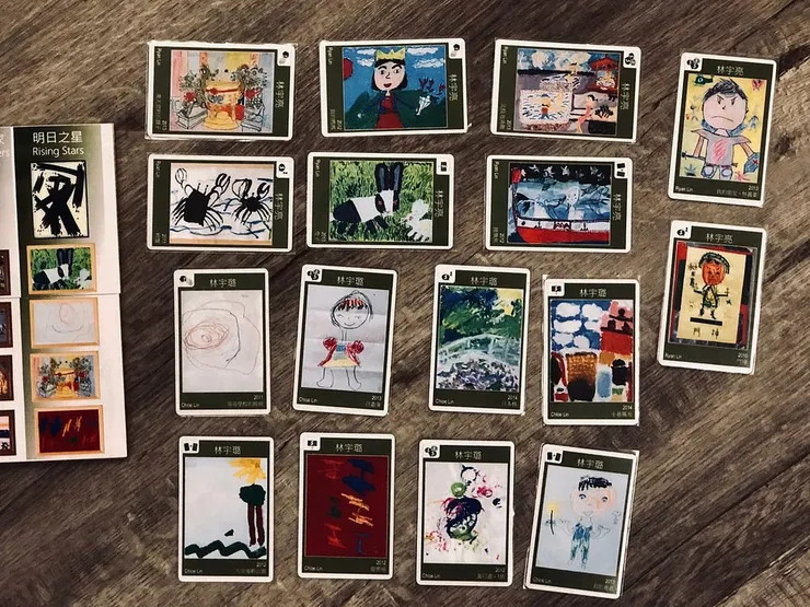 筆者在 2014 年時以小孩的畫作自製的《現代藝術》(Modern Art)遊戲卡片