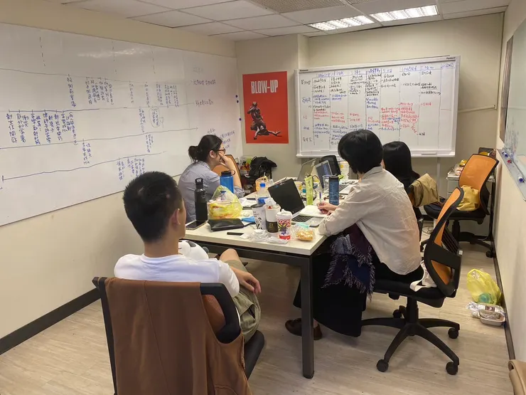 經常熬夜討論的編劇團隊（照片提供：柯映安）