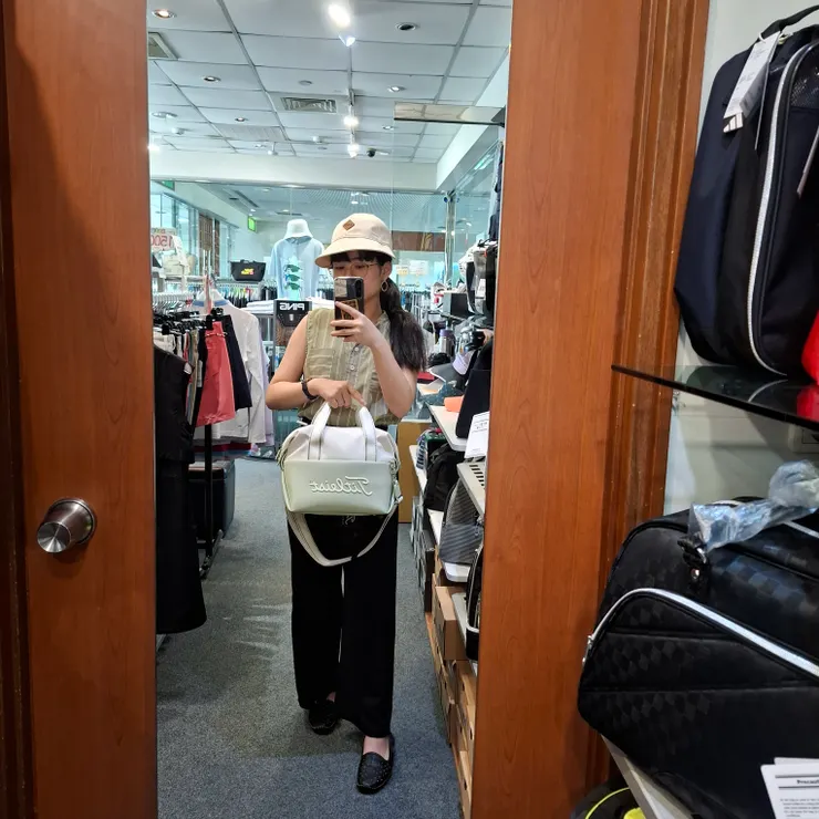 到了春夏的時候，開始以荷綠色短袖增添活潑氣息