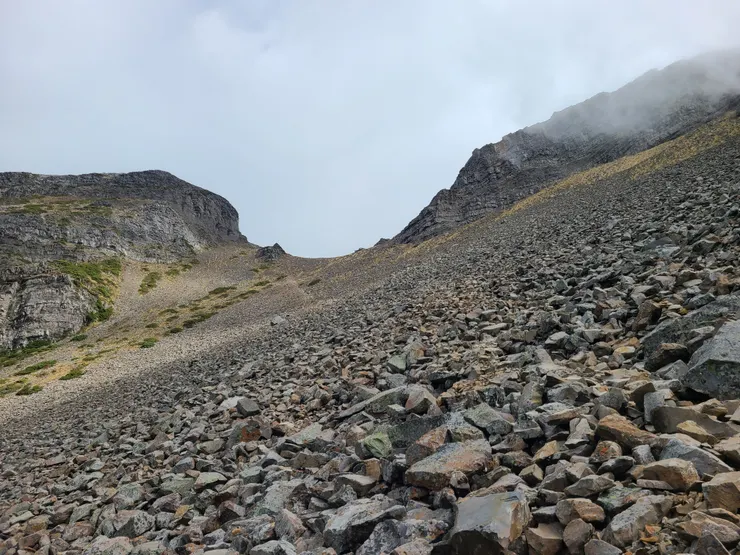 碎石而上，到鞍部缺口