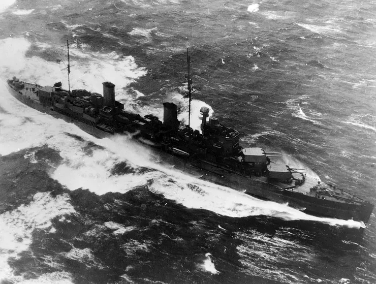 北大西洋航行的歐若拉號，拍攝於1940年