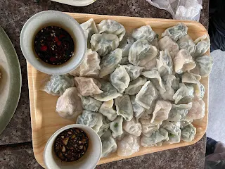 但從一切都是虛幻的角度來看,將金錢使用在適當的地方,才能讓自己的業力值減少。可以這樣說,有助於加速完成這一世的任務。一切的體驗都是有必要的,因為這是已經安排好的人生藍圖。對於:錢財乃是身外之物,這句話的解讀是,修煉自己的心靈才是首要任務,而錢財既然無法帶走,那如何好好利用就會是重點所在。