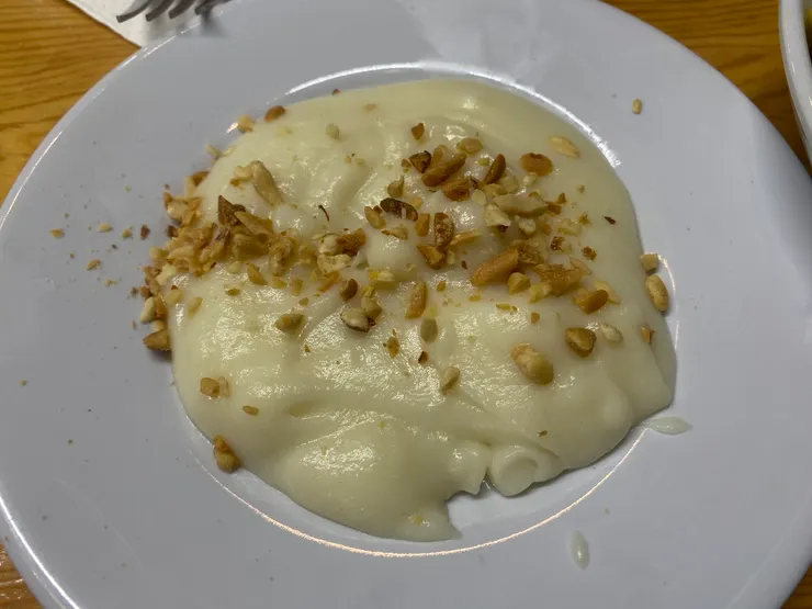 土耳其的布丁跟平常所認知的布丁不大一樣,吃起來口感很像麻糬或年糕,口感會帶有一點Q彈、拉絲的感覺,上面撒上碎堅果