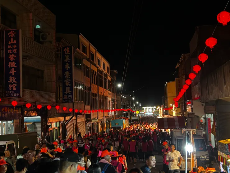 白沙屯火車站前