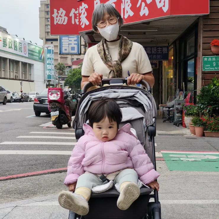 【經過峽谷森林車河和起伏丘巒！上、下學途中。】