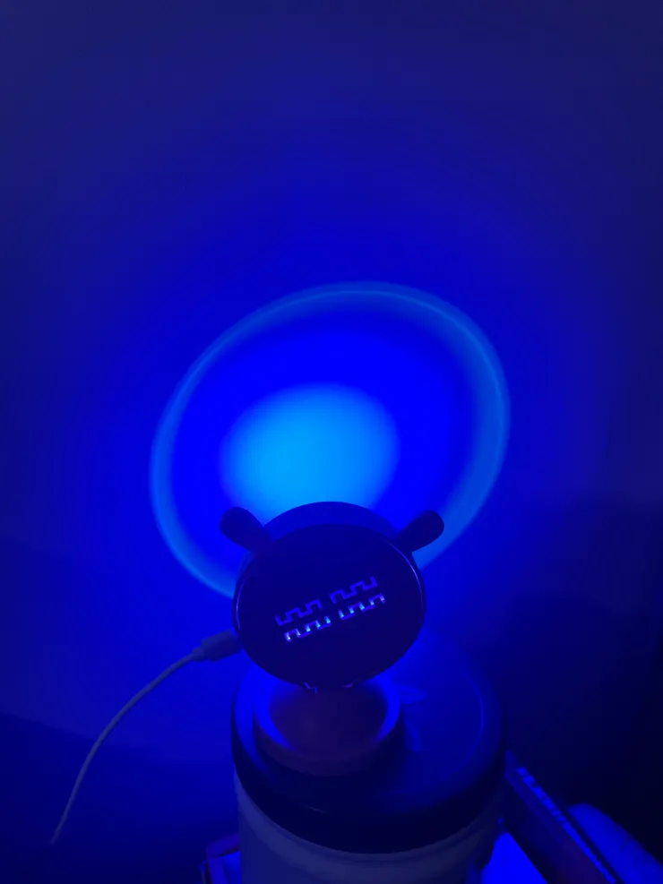 有調低曝光的藍色