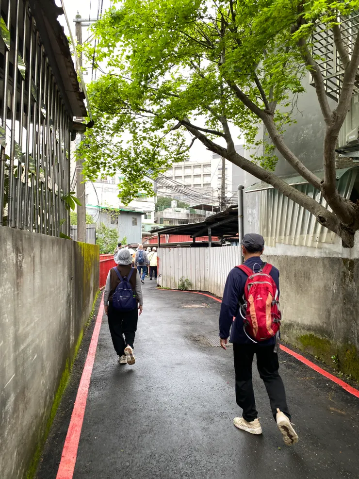 巷道變得更狹窄,眼前一座紅色欄杆的橋樑,便是過水橋