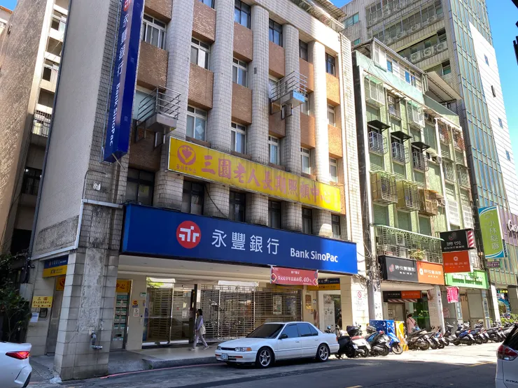 車前路上的第一個建案