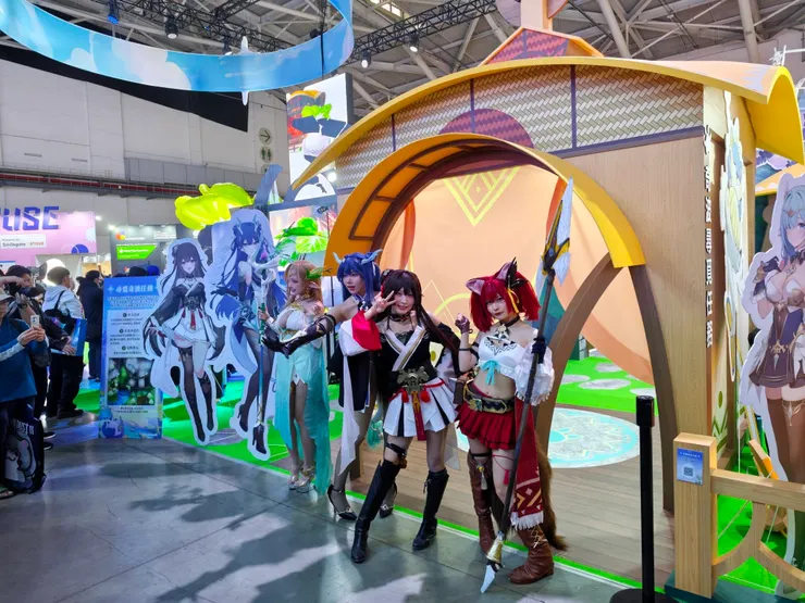 放個展臺的美麗Coser當首圖,流量應該可以比較多吧