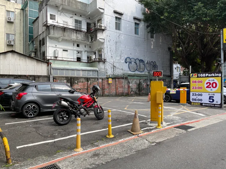 一舉戳破「一格多停可以解決重機停車困境與浪費」謊言的照片。在最需要停車空間的地方，都是這種計數停車場，一個蘿菠一個坑，這要怎麼一格多停？計數表上面寫000，下一台重機要怎麼進去分我的位置？如果硬要人工管理，那以台灣年年上漲的重機數量而言，需要耗費多大的成本在這件事上？必要性何在？而且一格多停並沒有強制性、人家車子停好了也沒有人有權利移動，遇到不想一格多停的車主，停車場也是一點辦法也沒有。