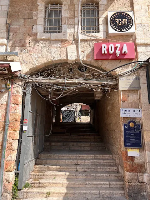 繞到後面發現的入口,要爬好多階梯