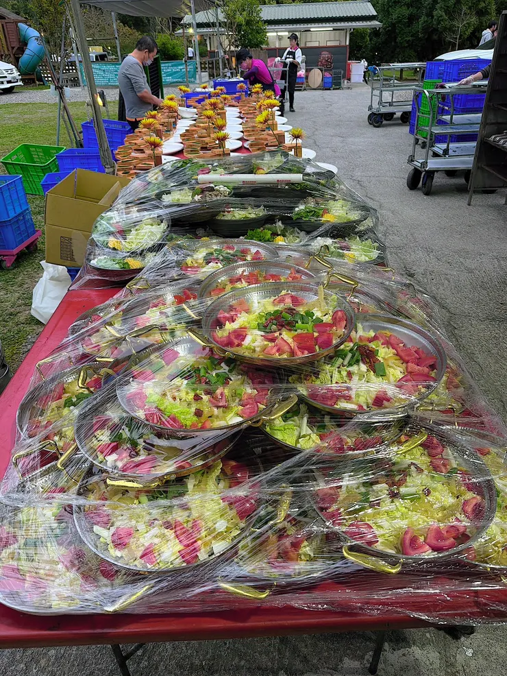 即便在戶外,衛生標準也絲毫不馬虎,每一份食材都得到妥善照顧
