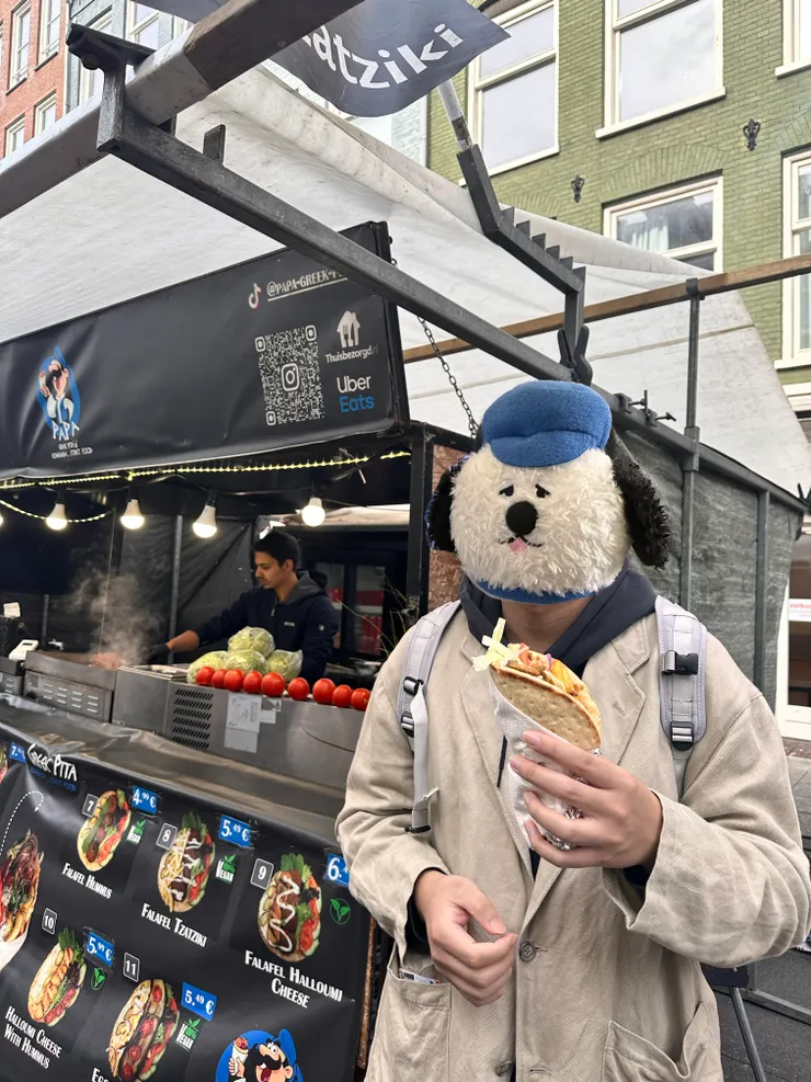 買了中東口味的餅，後來發現整個市集有三間，看起來是產業鍊。