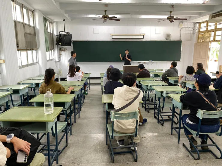 波浪大樓的階梯式教室，一共約八階，靠左右兩側是向內的弧度