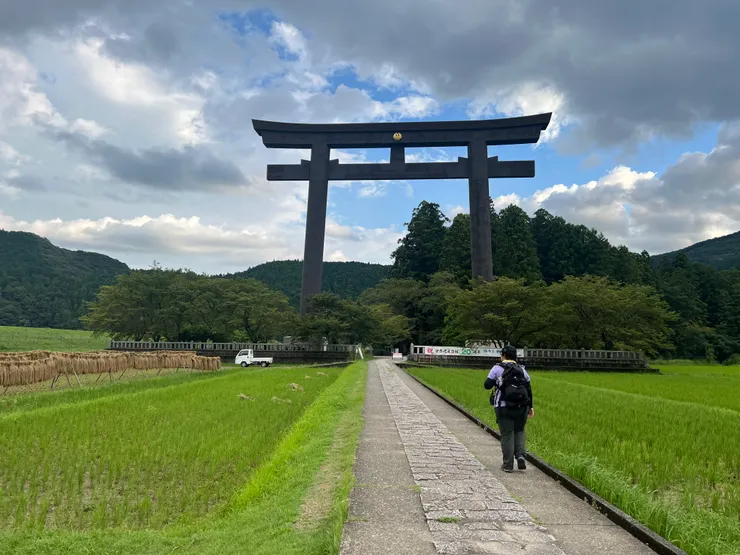 這是全日本最大的鳥居，遠遠就能看到的巨大
