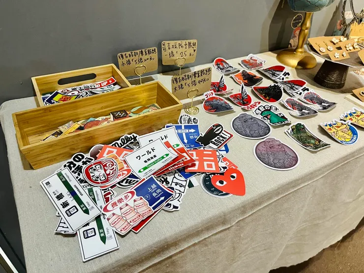 店內展售多款復古昭和／東京／哥吉拉貼紙
