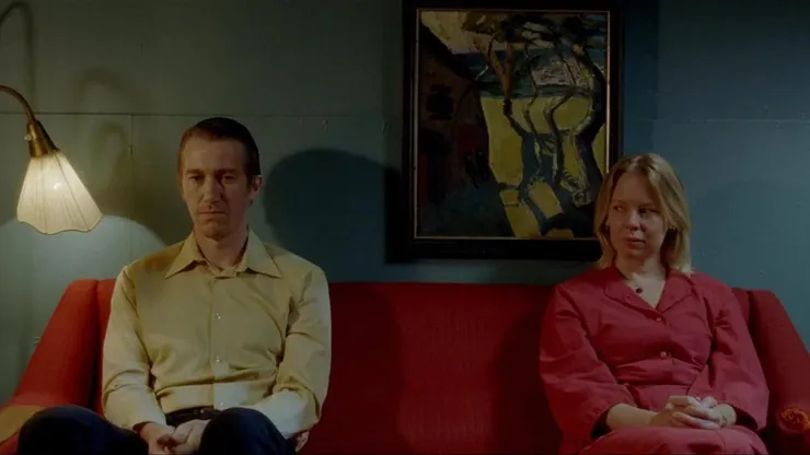 阿郭導演標誌性的低飽和度鮮豔懷舊場景