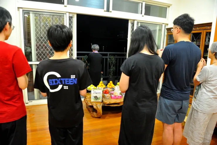 【供佛祭祖拜天公老媽漸退居二線！髖骨手術後的老媽雖勤於復健，滿血復活，畢竟年事已高，無法常登4樓神明廳，平常供佛敬祖由我代勞，大日子則由子孫輩先陳設好供品，再等她上來主持。小年夜拜天公。】