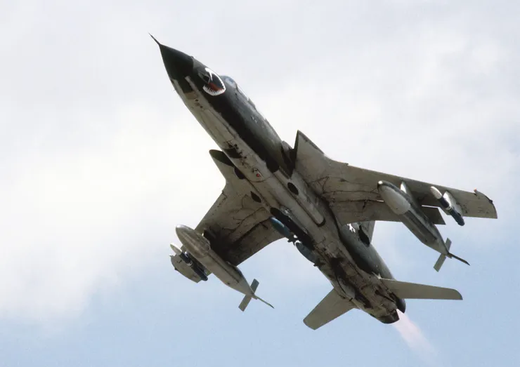 F-105雷公的機翼面積過小導致翼載荷很高(92.5磅),機動性也很差,如果面對的是米格17,雷公尚且可以靠速度與之抗衡;但面對米格21時除非一開始就保持更高速度,否則米格21將很容易依靠加速度的優勢追上 - 而作為滿載炸彈的攻擊機,雷公通常沒有這條件;而纏鬥時,米格21的低翼載荷(58磅)又賦予其低於米格17但顯著高於雷公的轉彎能力。