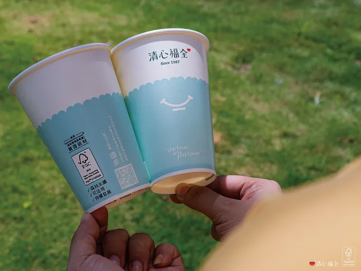 圖說：清心福全使用「FSC森林永續認證」紙杯，讓消費者在喝手搖飲同時能為山林永續盡一份力。（資料來源：清心福全）