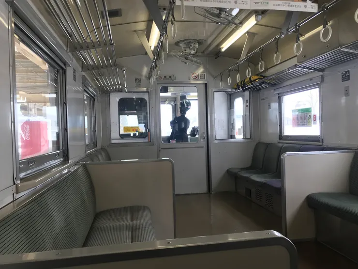 列車的內部,可以清楚看到椅子下都有暖氣