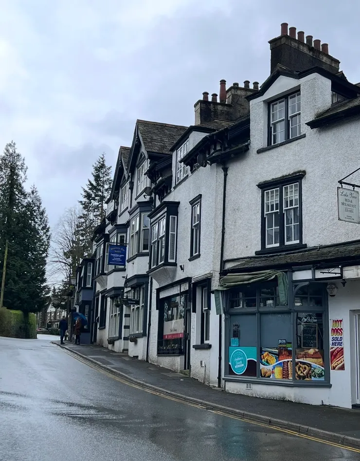 從有著藍色小招牌的民宿走到對面的酒吧吃早餐