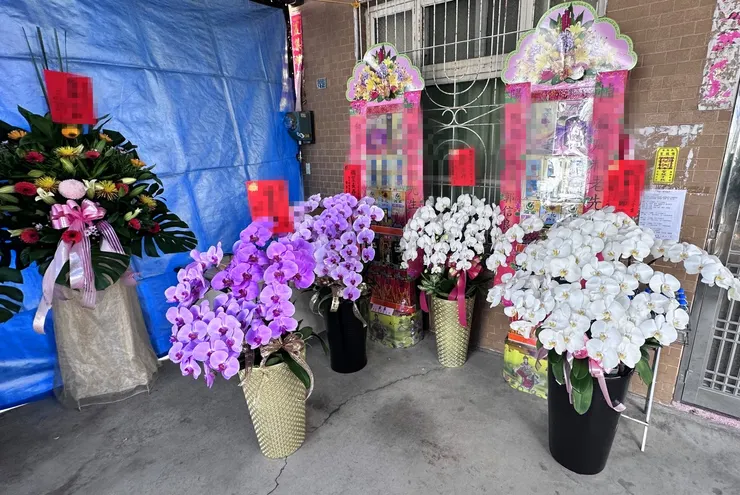 心情故事花房：台南喪禮蘭花、羅馬柱及各種喪禮用品的專業選擇，提供迅速服務與網路諮詢"
