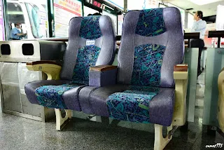 候車椅竟然是客運上的皮椅XD