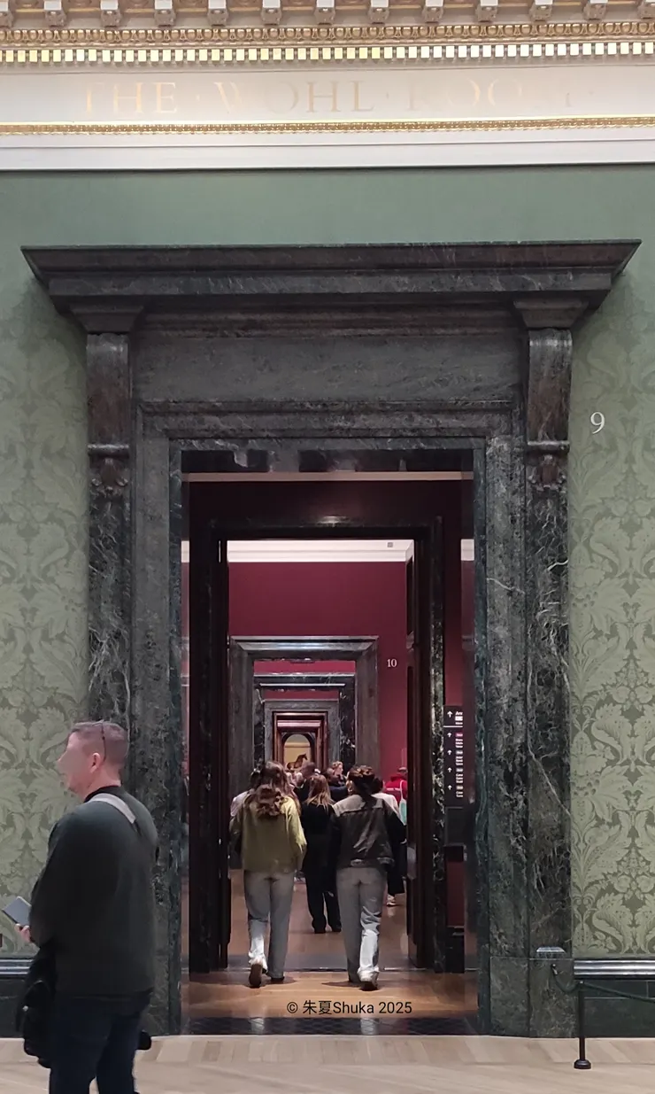 從9號展廳拍攝，位在長廊底端的棗紅色馬《Whistlejacket(口哨外套)》，Whistlejacket是馬的名字，由喬治•斯塔斯於1762年繪製