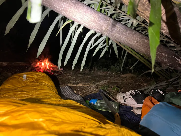 睡袋中望營火