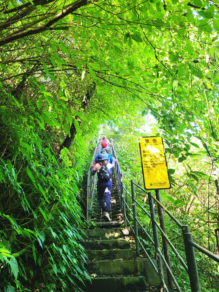 經過崩塌地，陽管處以欄杆圍起的繩梯