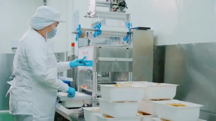 焦糖楓不惜重金，打造出全台第一家榮獲 ISO22000 與 HACCP 國際雙認證的串燒數位 4.0 中央工廠。（圖：焦糖楓）